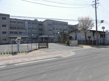 錦中学校/徒歩30分・約2,400m(2020年4月) 錦中学校/徒歩30分・約2,400m(2020年4月)