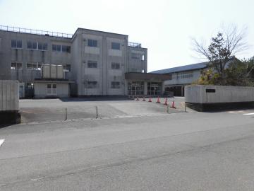 錦小学校／徒歩27分・約2,100m(2020年4月)